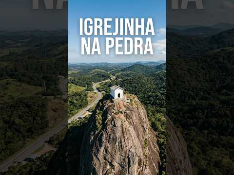 Igrejinha no alto da pedra, cortando a paisagem da BR-101 em Ibiraçu (ES)