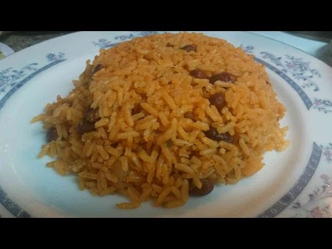 Arroz junto (colora o) con Habichuelas(Frijoles ) usando grano mediano