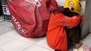 Download lagu Poor beautiful motorcycle taxi driver, she lost her cellphone for work mp3