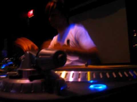 DJ D3VIANT- Nu Funkin Low (Nubreed & Deadmau5 vs Flo Rida, D3VIANT mash)