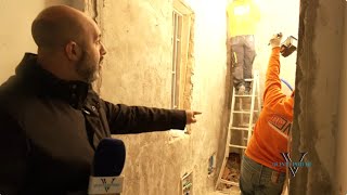 Enorme buco nella montante a casa di Lello e Angela: "Bisogna rompere il bagno del vicino"