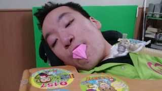 スゴ技 口で折り紙を折る少年(鶴)