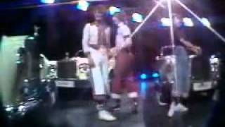 Bay City Rollers -- Give A Little Love (1975)