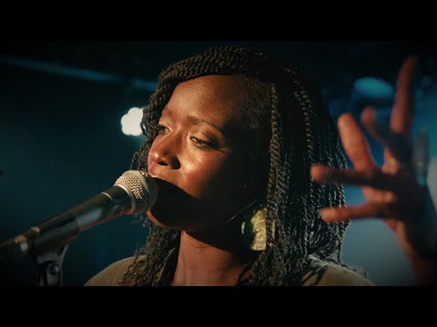 Etrange étrangère (chanson d'HK interprétée par Awa Ly) - session live