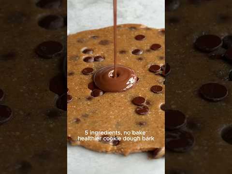 This 5-ingredient, no-bake cookie dough bark is made from whole-food ingredients 💚