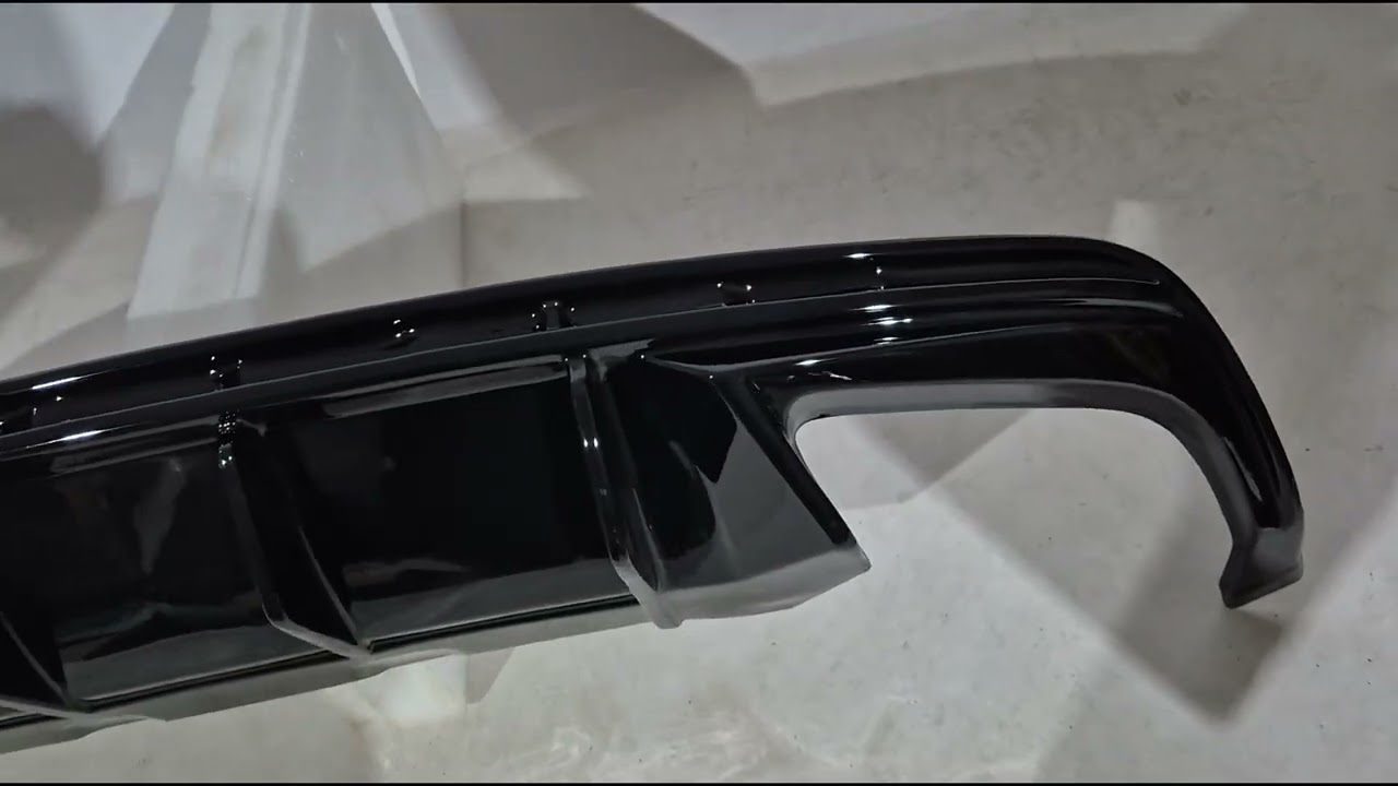 Skoda Octavia IV A8 2020– Bakre diffusor DPT (svart högglans) Video 1