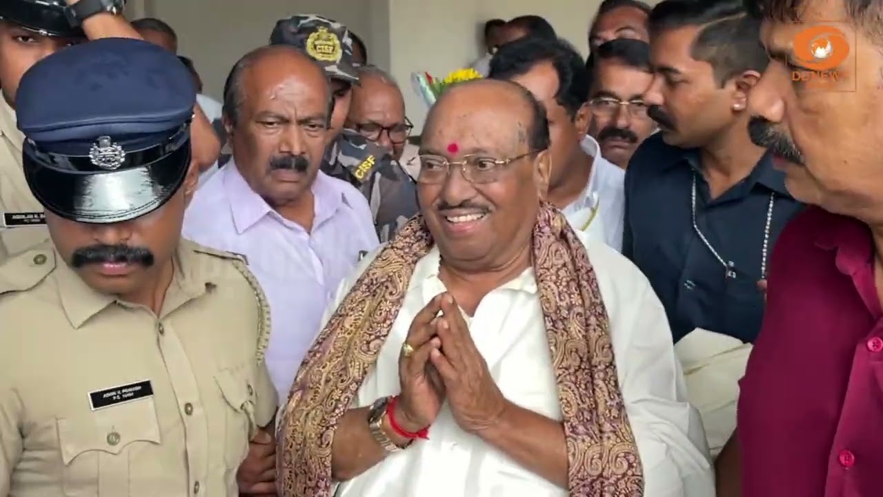 പത്‌മഭൂഷൻ സ്വീകരിച്ച് വെള്ളാപ്പള്ളി നടേശൻ ; നെടുമ്?