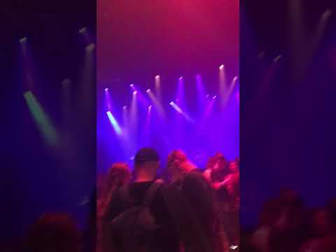 Broederliefde vraagteken uitroepteken