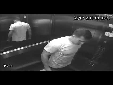 Luís Felipe Manvailer limpa vestígios no elevador