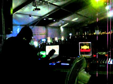 CARL COX @ Sunwaves 8 Mamaia - 14.08.10 (03 / 12)