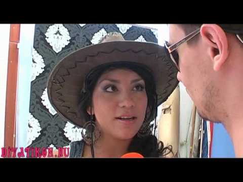 Széles Iza fotózása a Divatikon stúdióban