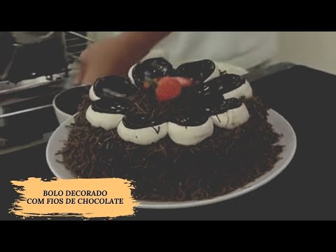 BOLO DECORADO COM FIOS DE CHOCOLATE