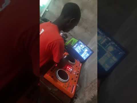 DJ B SQUARE Akiwa kwenye matizi.
