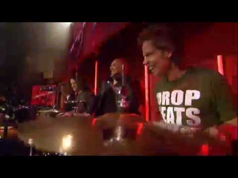 Harpist Remy van Kesteren ging een battle aan met de 7 drummers van Beat for Peace'.