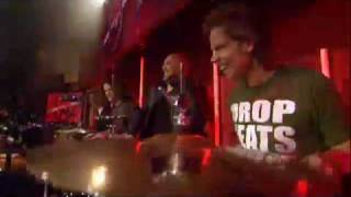 Harpist Remy van Kesteren ging een battle aan met de 7 drummers van Beat for Peace'.