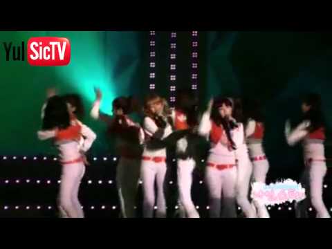 SNSD Yulsic 율싴 Fancam Moment #85- Yuri giving her mic to Sica