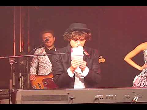 MIKA - Blame it on the Girls @ Q-Music showcase 17/12/09