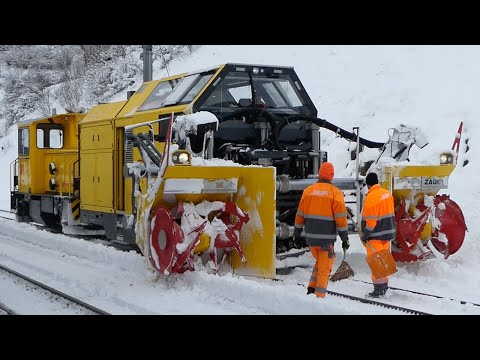 Swiss Trains: Rhaetian Railway / Rhätische Bahn - Snowy Day at Filisur