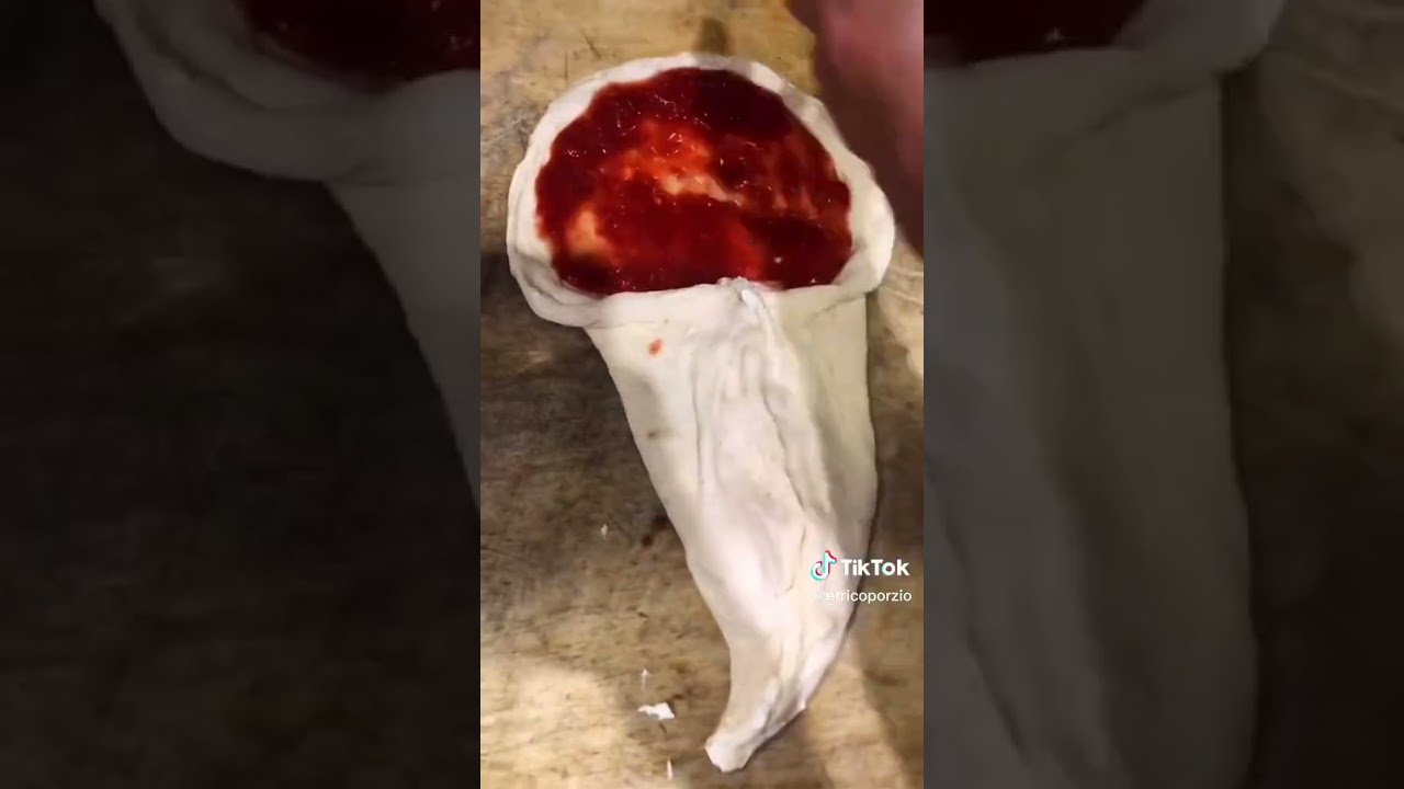 Watch Now La pizza a forma di cornucopia di Errico Porzio La pizza a forma di cornucopia di Errico Porzio