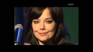 björk : deep intense stare look - live @ music planet 2nite, hamburg, grünspan, germany, (2002)