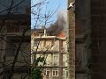Grote brand in dak van woning in Rivierenbuurt
