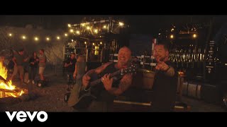 Musik-Video-Miniaturansicht zu E Chischte Bier, e Grill u es Füür Songtext von Gölä & Trauffer