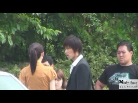 090819 Stalked Yunho filming with Ara