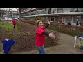 Hoe mooi is dit: Medewerkers zorginstelling geven tuinconcert voor bewoners in lockdown