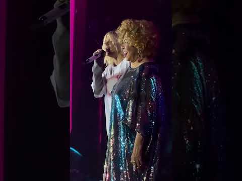 Alcione e Luísa Sonza cantando juntas