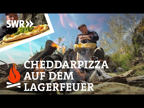 Vom Lagerfeuer: Cheddar-Pizza mit Wildkräutern in Pfanne gebacken | SWR Feuer & Pfanne | ASMR | DIY