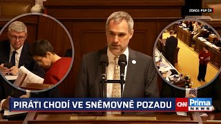 Piráti chodí celý den ve Sněmovně pozadu. Protestují proti Babišově vládě