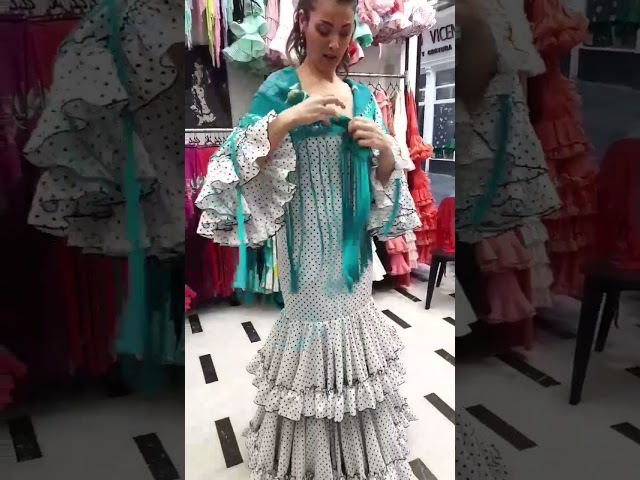 Vídeo relacionado con Mantón Bordado en Flores para Baile Flamenco Español, Set de Complementos Sevillana, Mantón, Collar, Flor y Peineta Flamenca para Adultos (Blanco)
