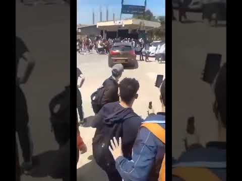 شاهد  أم تحاول دهس تلاميذ بمدرسة في بئر خادم  بسبب إستهزائم بإبنها
