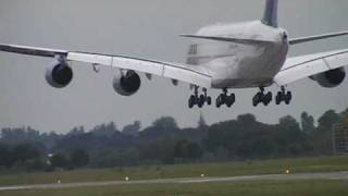 preview picture of video 'Airbus A380 touch & go flight training'