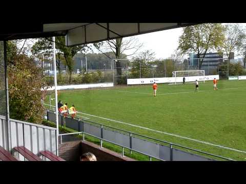 20111105 Voetbal Gr Lindt C1 - Oranje-Wit 3-1 - voorzet (2).MTS