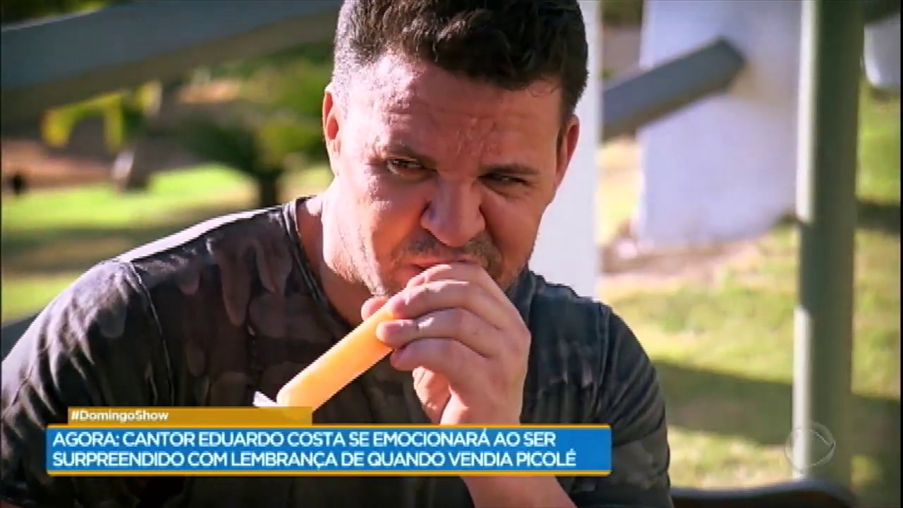 Eduardo Costa é presenteado com lembrança da época em que vendia picolés