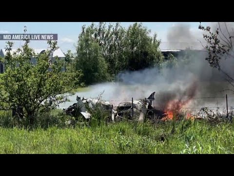 12 people killed after skydiving plane crashes in Missouri 