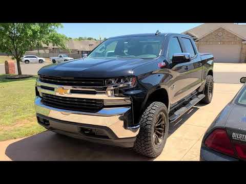 2020 Silverado 2in leveling kit, 20x10 -18 fuel wheels with 33x12.5 general grabber atx2 tires.