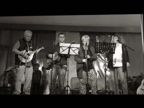 01 Gut, wieder hier zu sein by Hannes Wader performed by Horst Schäfer & Familie.