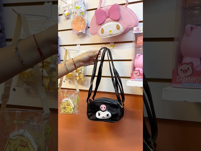 Vídeo relacionado con Sanrio Kuromi Retropop Bandolera con Solapa Morado 16x14x5 cm Poliéster