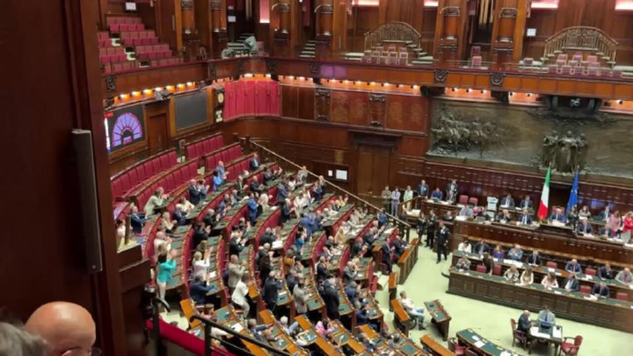 Protesta opposizione con cartelli in Aula, Commessi Camera costretti a ritirarli in più volte