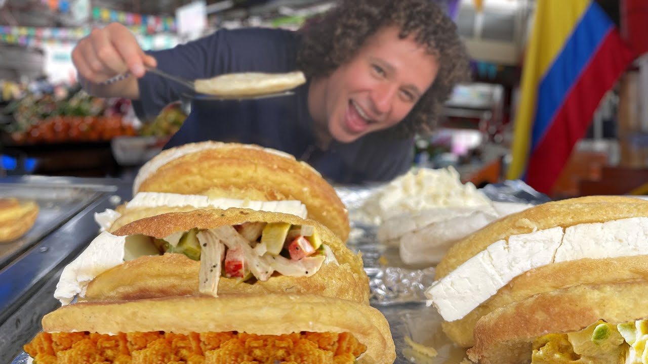 Probando comida callejera en COLOMBIA 🇨🇴 | ¿La verdadera arepa? 🫓😋