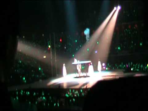 [FANCAM] SHINee World Concert in Singapore Onew Flying (110910)