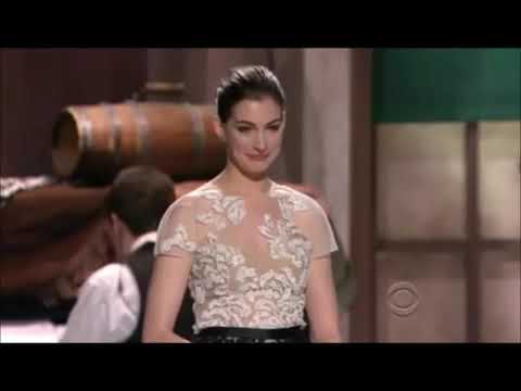 Anne e elenco de o diabo veste prada canta para meryl streep