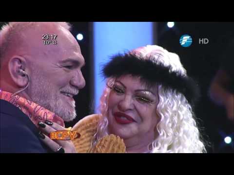 El beso entre Silvia Süller y el profesor Luis Calderini - #BCPY2017