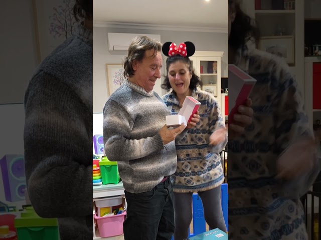 Vídeo relacionado con Divino Regalo Tarjeta Viaje Sorpresa | Idea de Regalo Original Personalizado | Incluye Tarjeta Rasca Personalizable Divertida | Tarjeta de Embarque para Viajeros | San Valentín, Día de Madres, Navidad