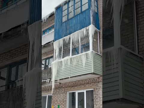 Падение снега и сосулек с крыш многоэтажных домов может привести к травмированию людей