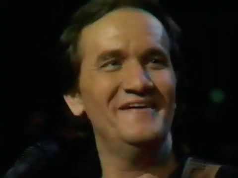 You can't rollerskate in a buffalo herd / Chug-a-lug - Roger Miller live in 1983