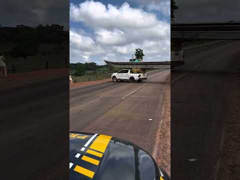 A PRF flagrou, em Oiapoque (AP), uma embarcação sendo transportada de forma irregular.