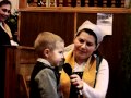 Маленький мальчик с мамой поет песенку.MPG 